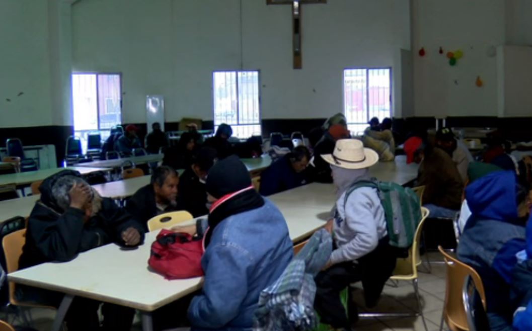 Migrantes, vulnerables ante el frío en Monterrey, reciben apoyo en Casa INDI