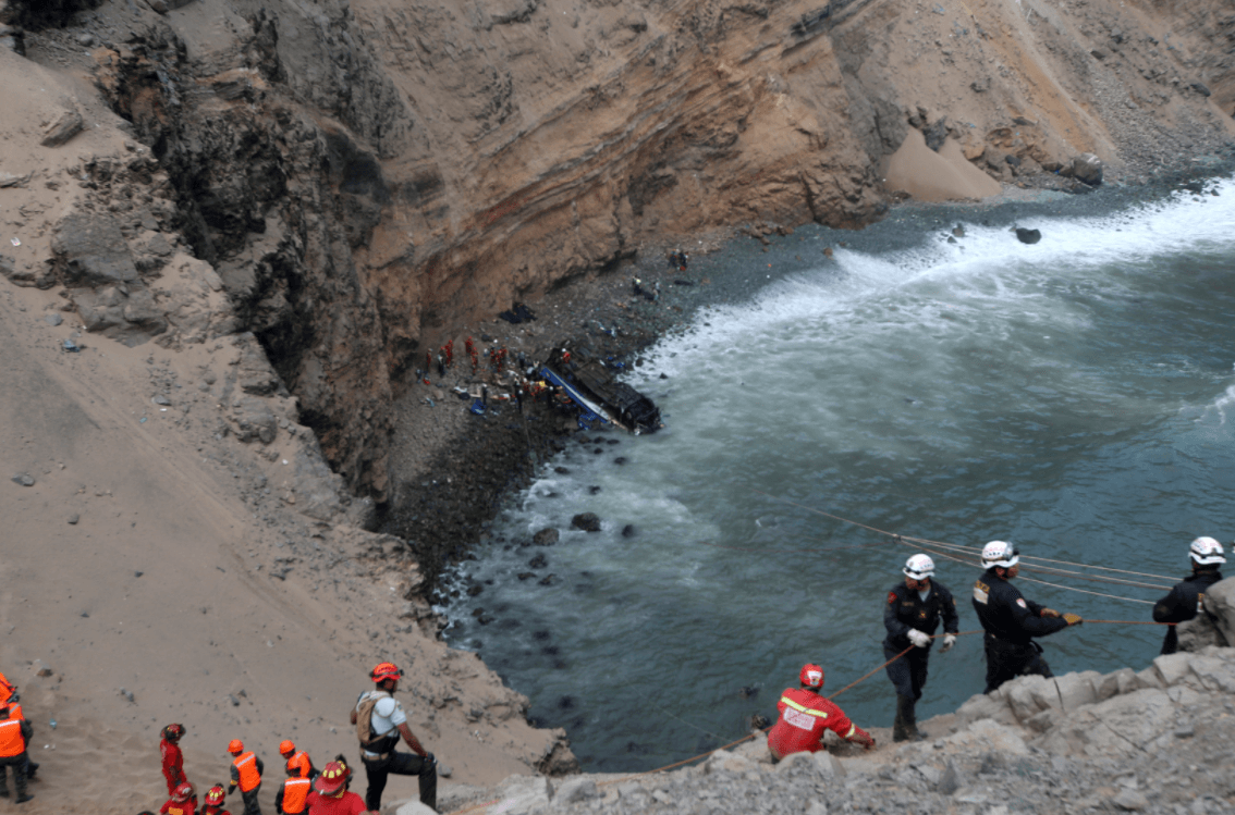 Suman 48 muertos tras accidente autobús Perú