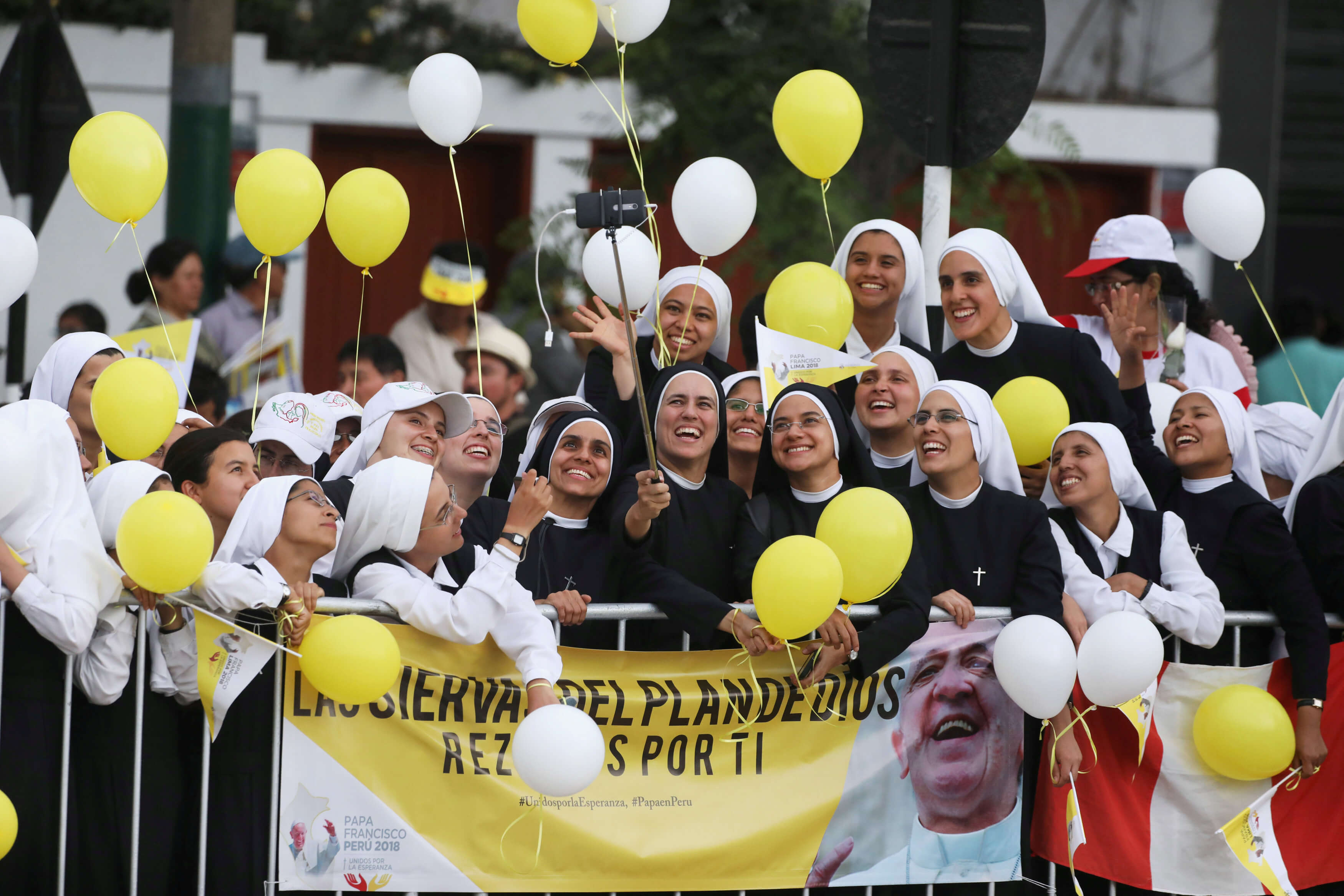 Miles peruanos aclaman papa Francisco Lima