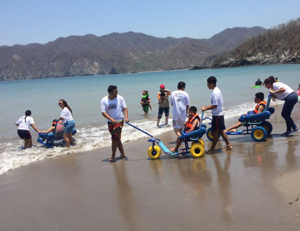 Turistas con discapacidad disfrutan de la playa de Cuastecomates, Jalisco