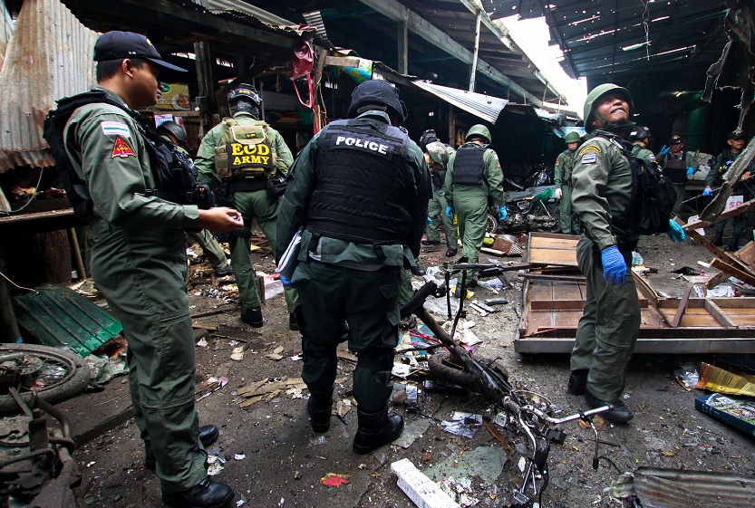 Atentado con moto-bomba en mercado de Tailandia deja tres muertos