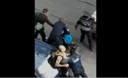 Policías agreden a joven que grababa detención en la CDMX
