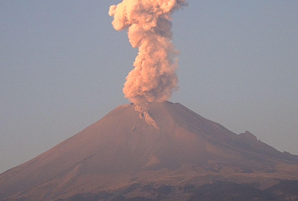 Popocatépetl registra una nueva exhalación acompañada de vapor y ceniza