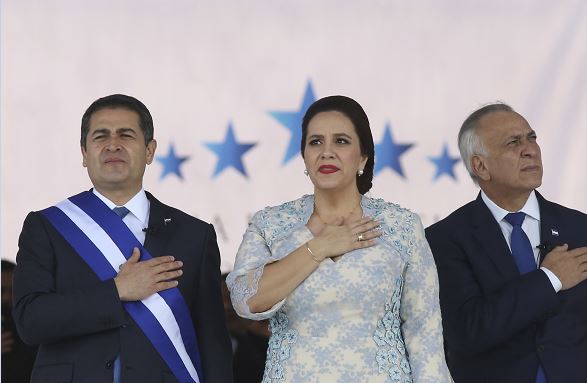 El presidente de Honduras Juan Orlando Hernández jura para un segundo mandato