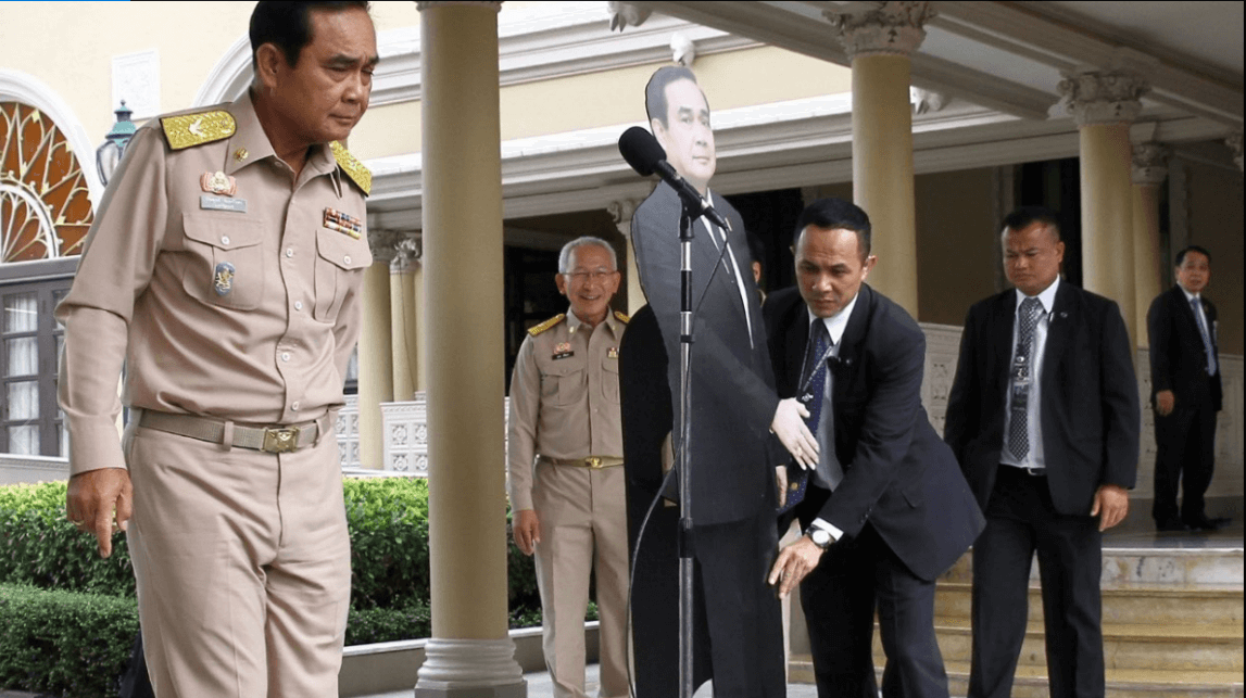 El primer ministro de Tailandia coloca una imagen suya