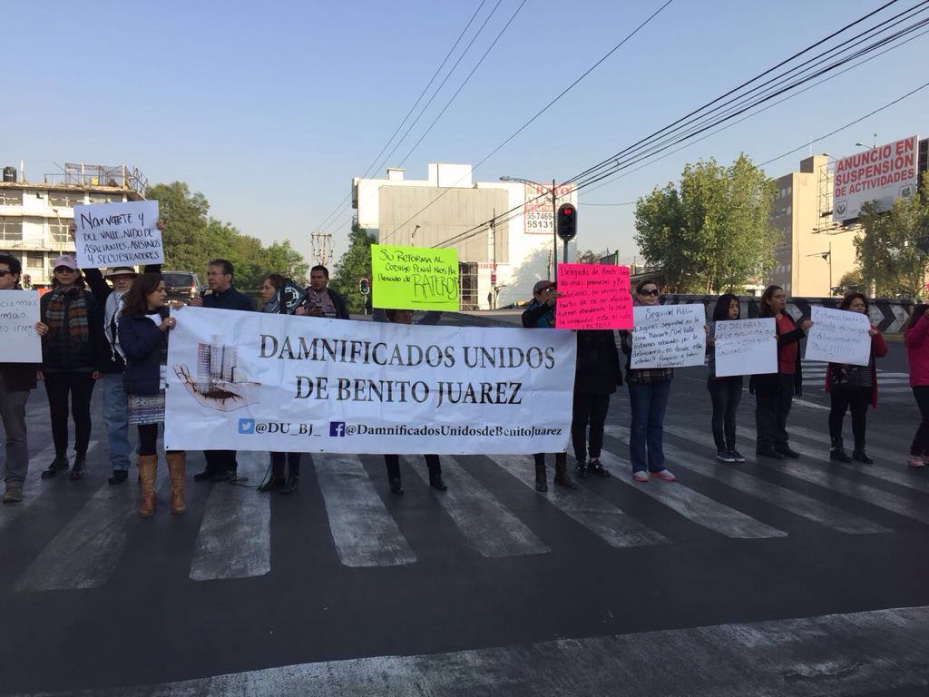 Damnificados del sismo exigen mayor seguridad; bloquean avenida Monterrey, CDMX