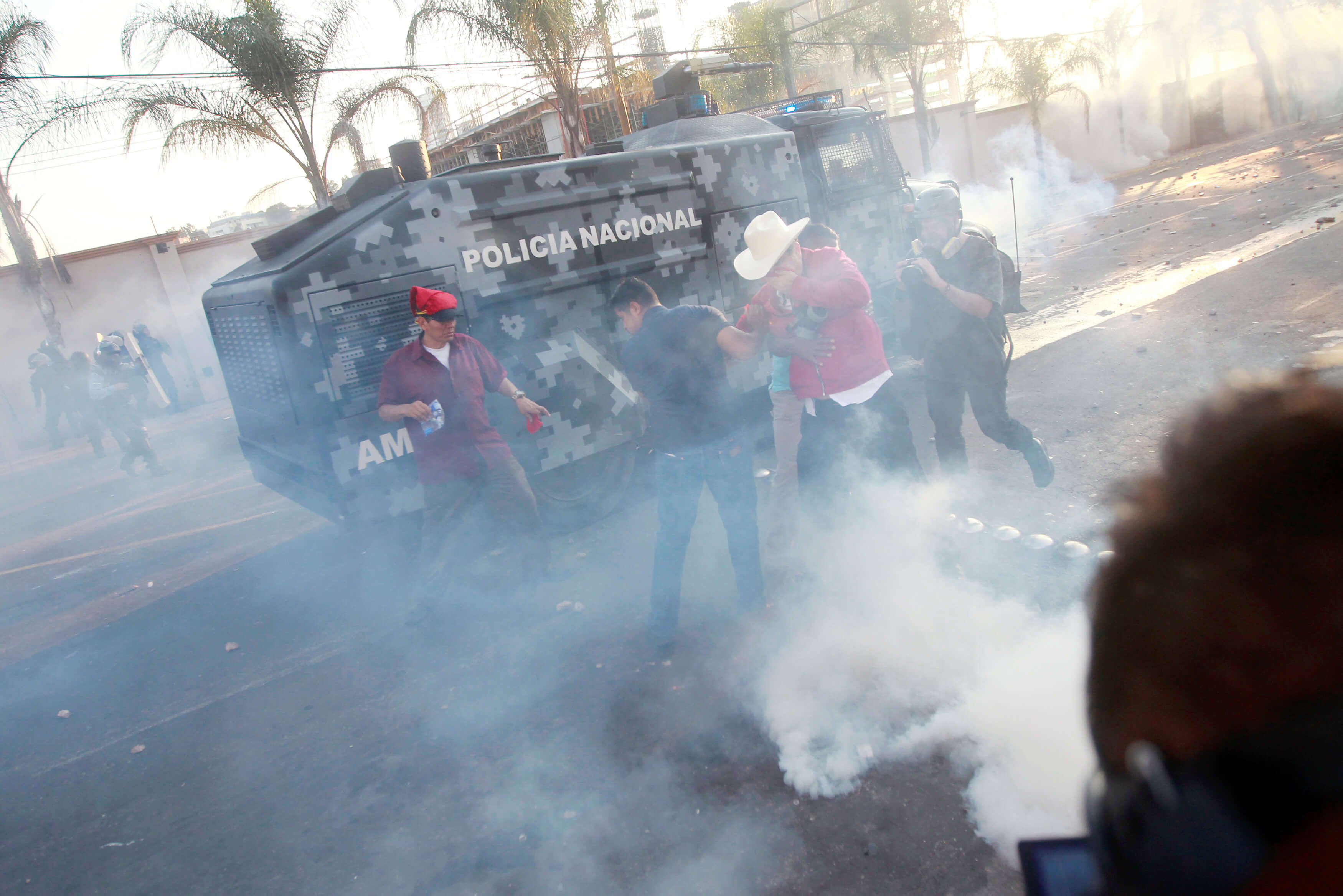 Policías agreden Zelaya y Nasralla durante protesta opositora Honduras