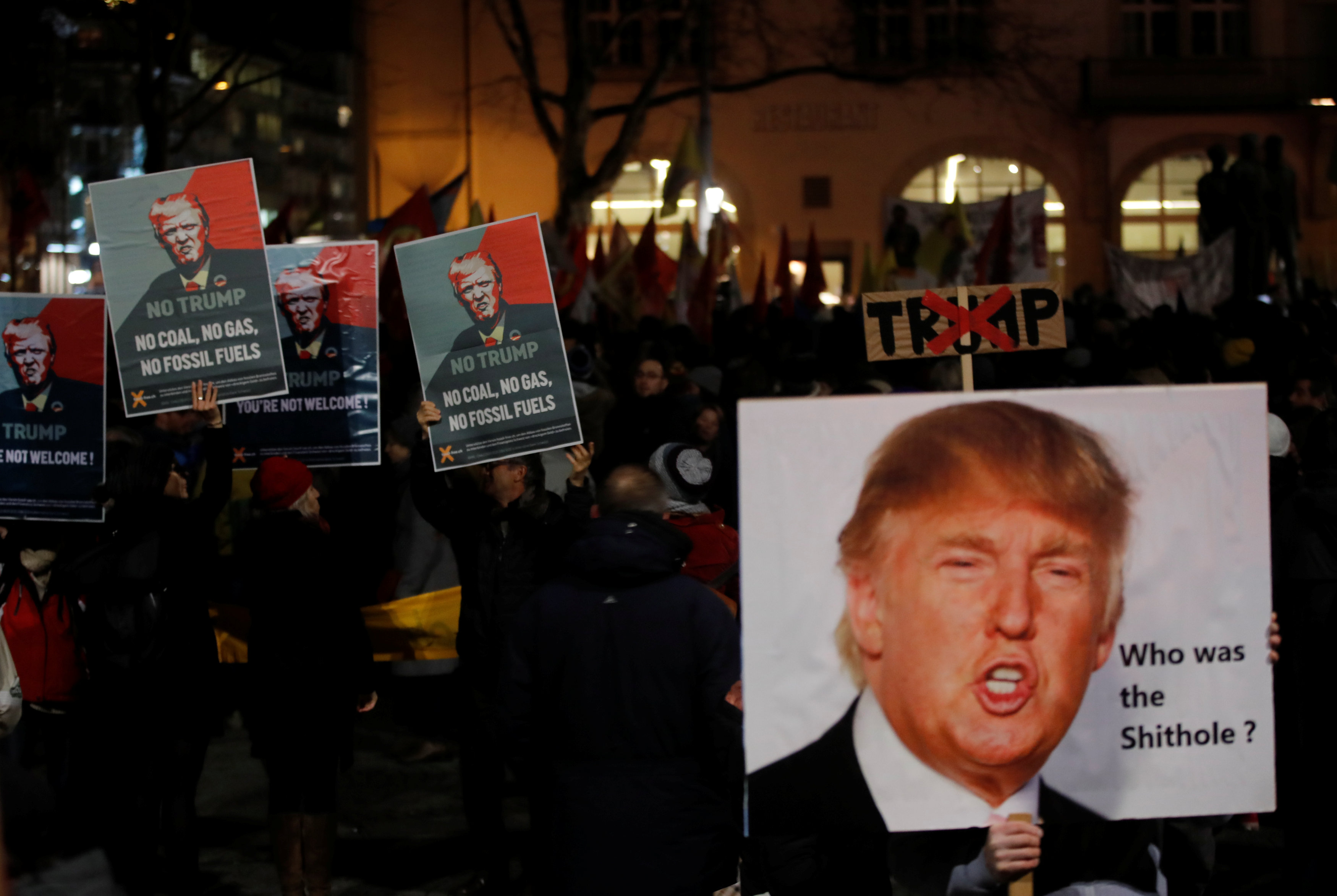 Miles protestan Trump participación Foro Económico Davos