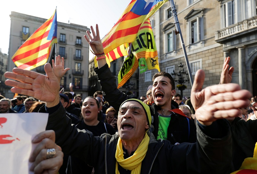 Manifestantes independentistas exigen investidura de Puigdemont