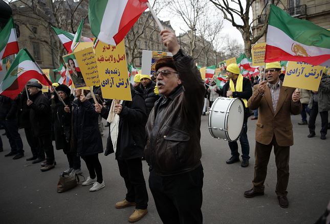 Se manifiestan en París en apoyo a protestas contra el régimen iraní
