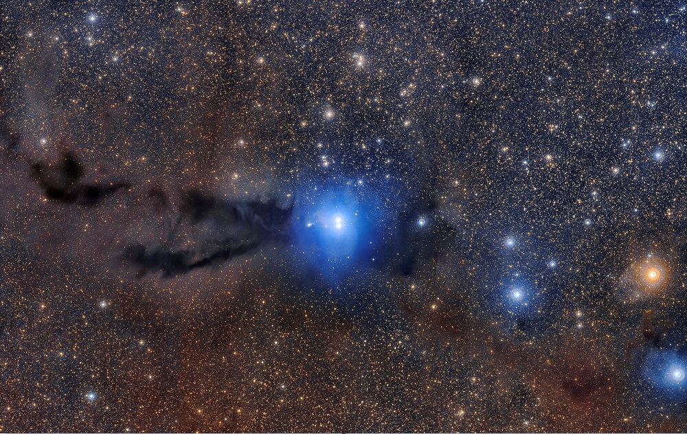 imagen detallada de la nebulosa lupus 3 y dos estrellas