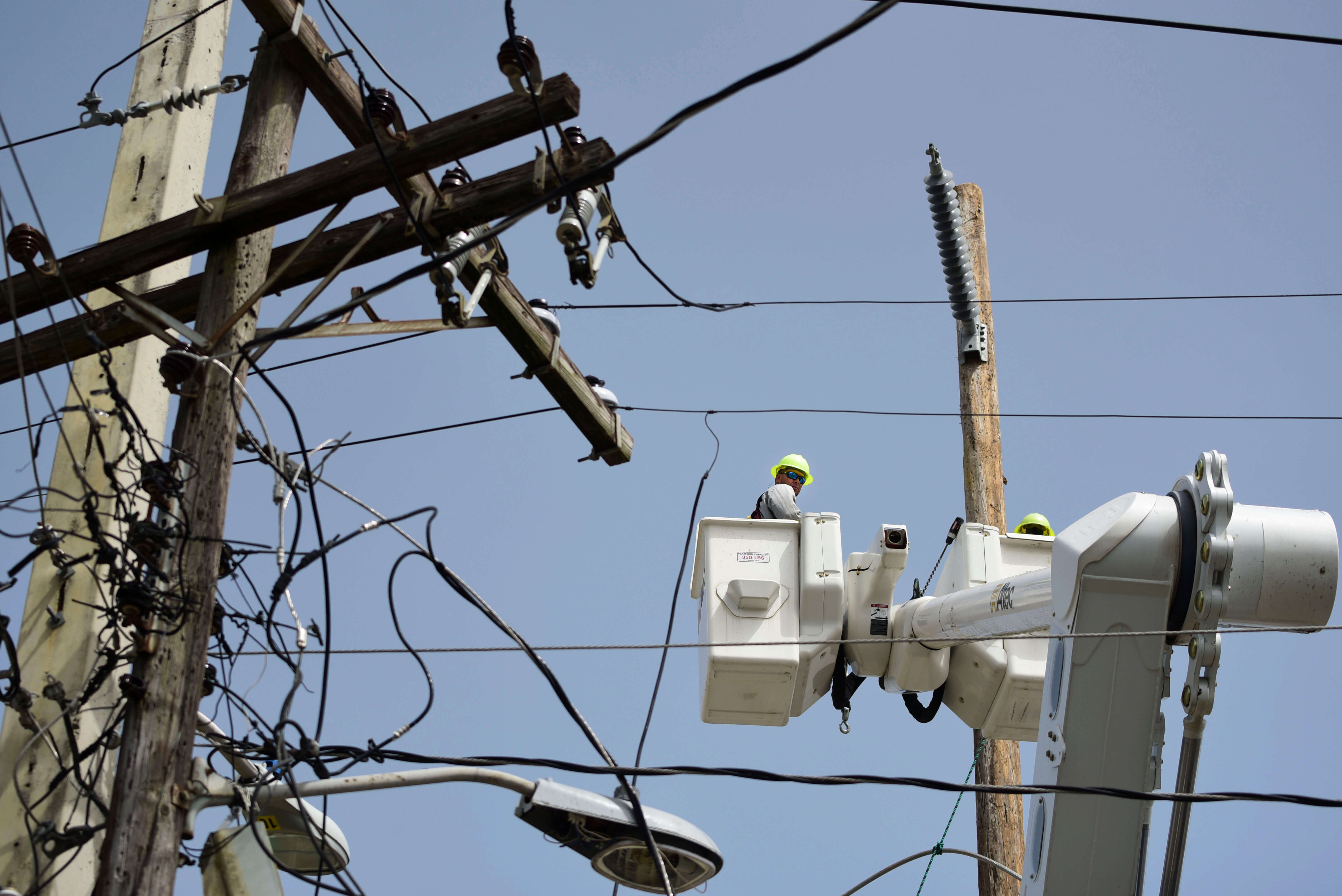 A cuatro meses del huracán 'María', Puerto Rico privatizará compañía eléctrica