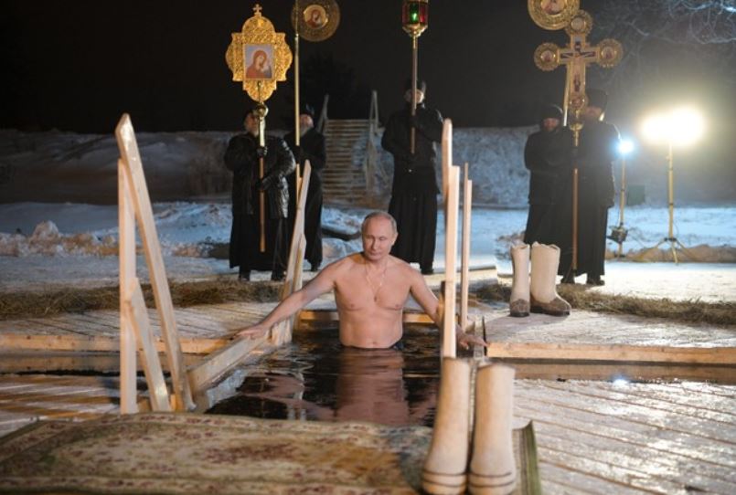 vladimir putin se sumerge en agua helada durante ritual de la epifania ortodoxa
