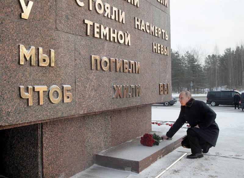 Putin visita tumba de su hermano en aniversario