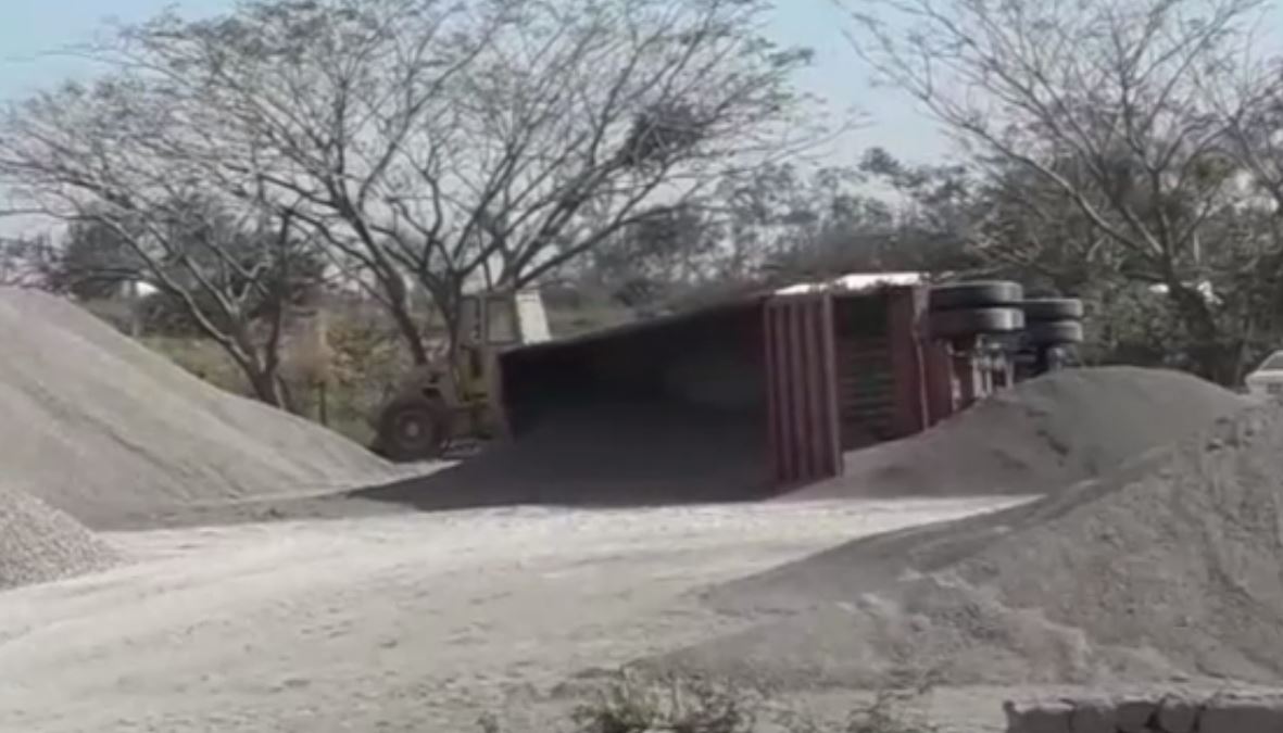 Rachas de viento vuelcan camión en Veracruz