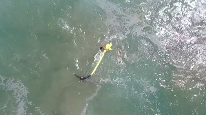 Usan dron para rescatar a dos jóvenes en el mar de Australia