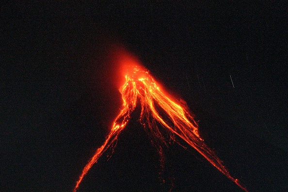 Lava volcán Mayon se extiende 3 kilómetros cráter