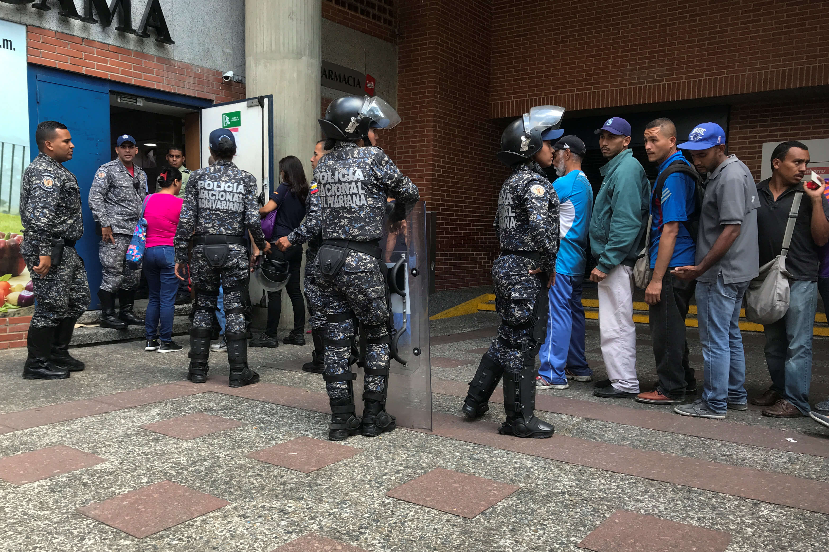 Persisten saqueos a comercios por falta de alimentos en Venezuela