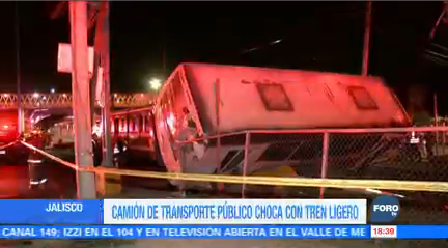 Se registra choque entre camión y tren ligero en Guadalajara