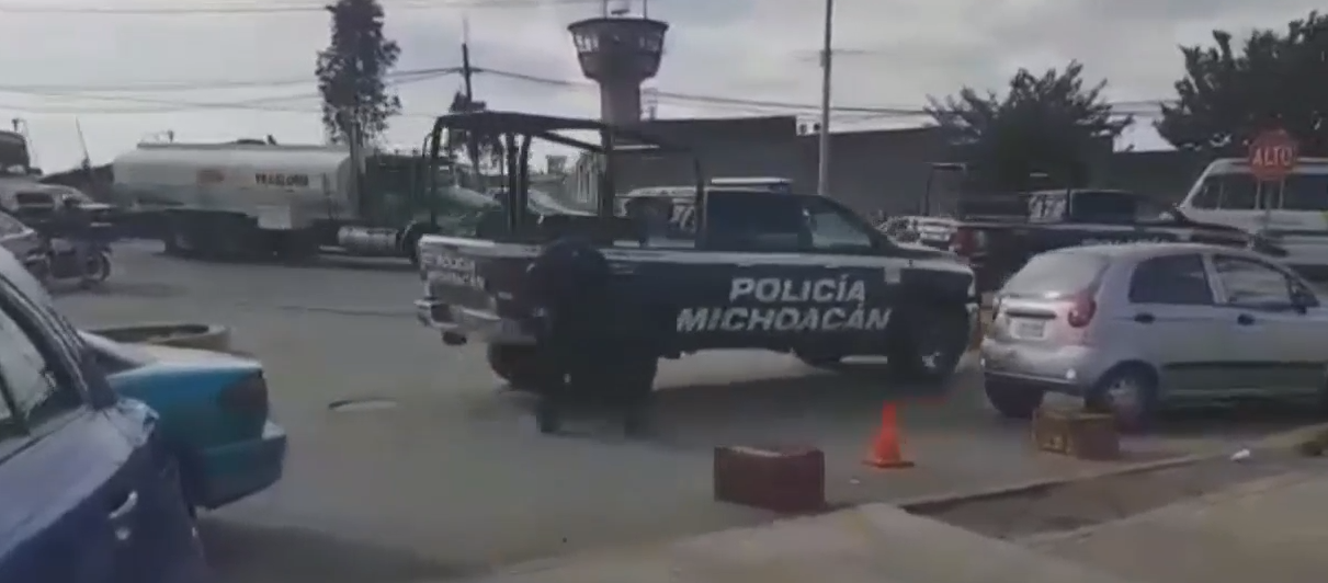 Pobladores de Caltzontzin, Michoacán, se enfrentan con policías