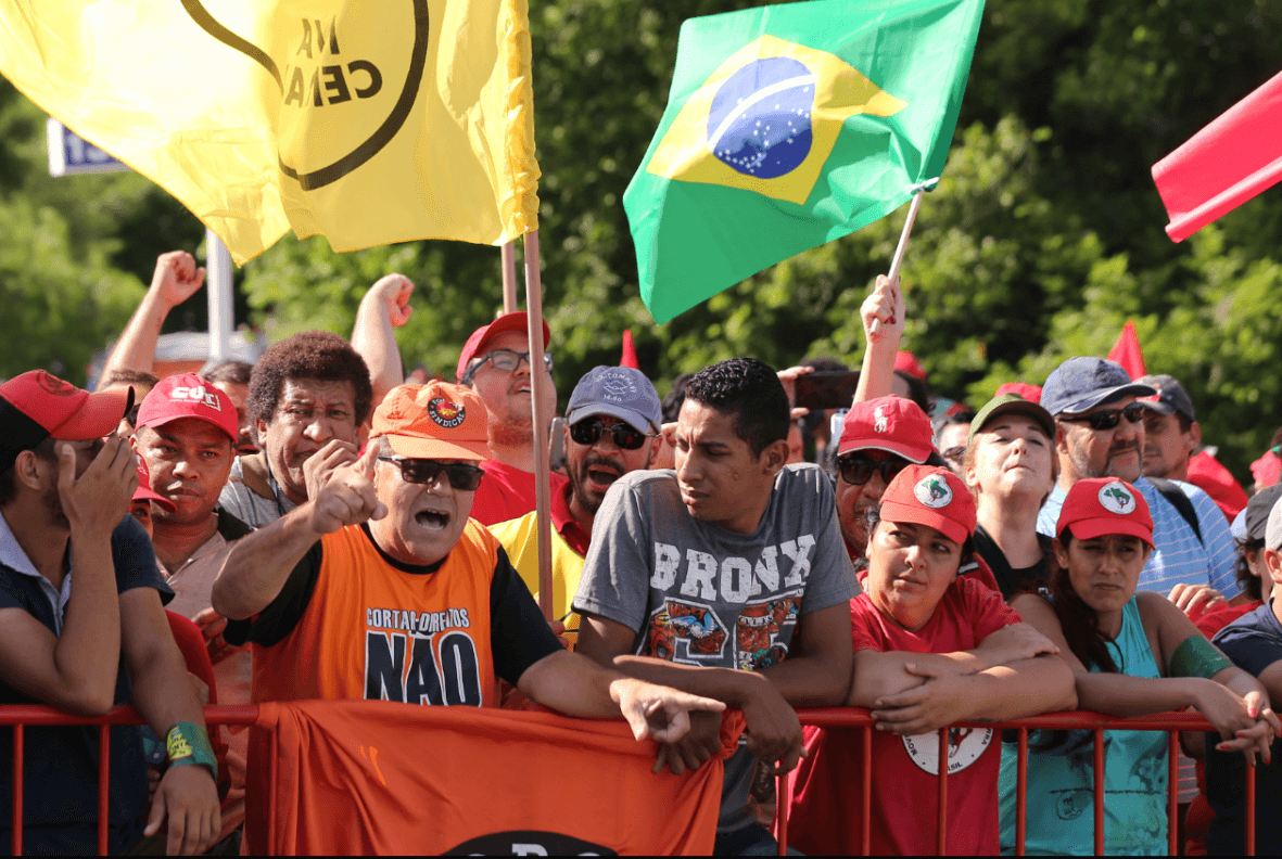Seguidores de Lula da Silva protestan al iniciar al juicio