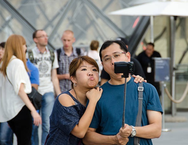 Turistas de todo el mundo invaden París con palos selfie