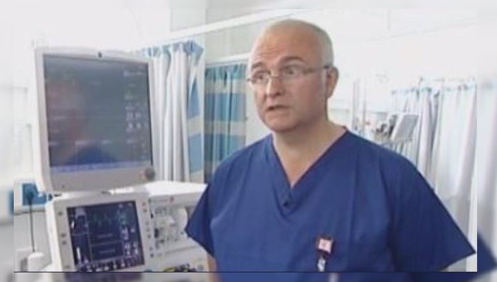 Condenan a médico por grabar iniciales en hígado de pacientes en Londres
