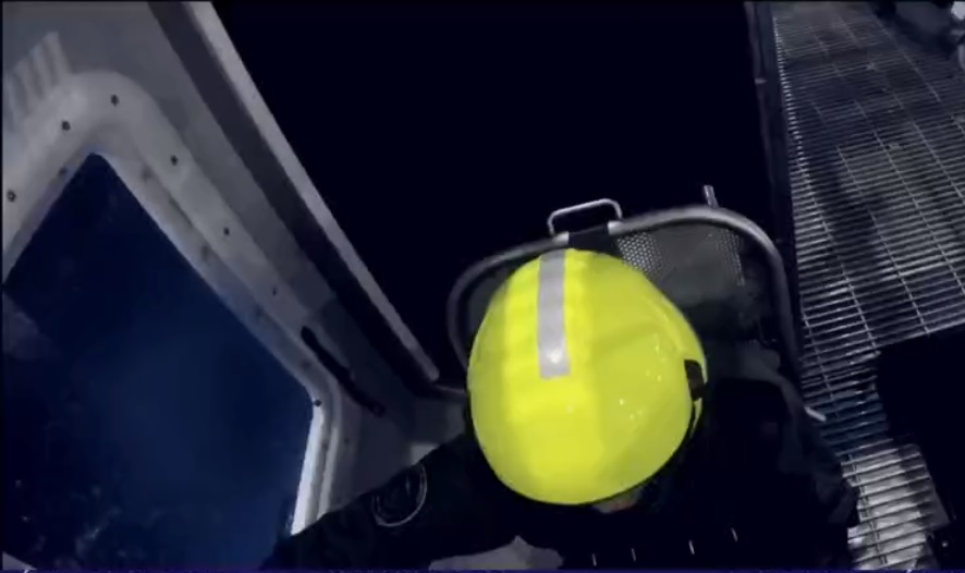 marinos entrenan con un simulador en amarizajes