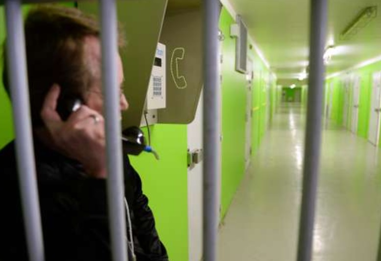 Francia instalará teléfonos en las celdas