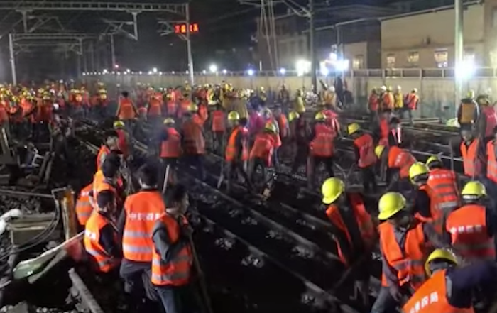 Reconstruyen estación del tren en sólo 9 horas