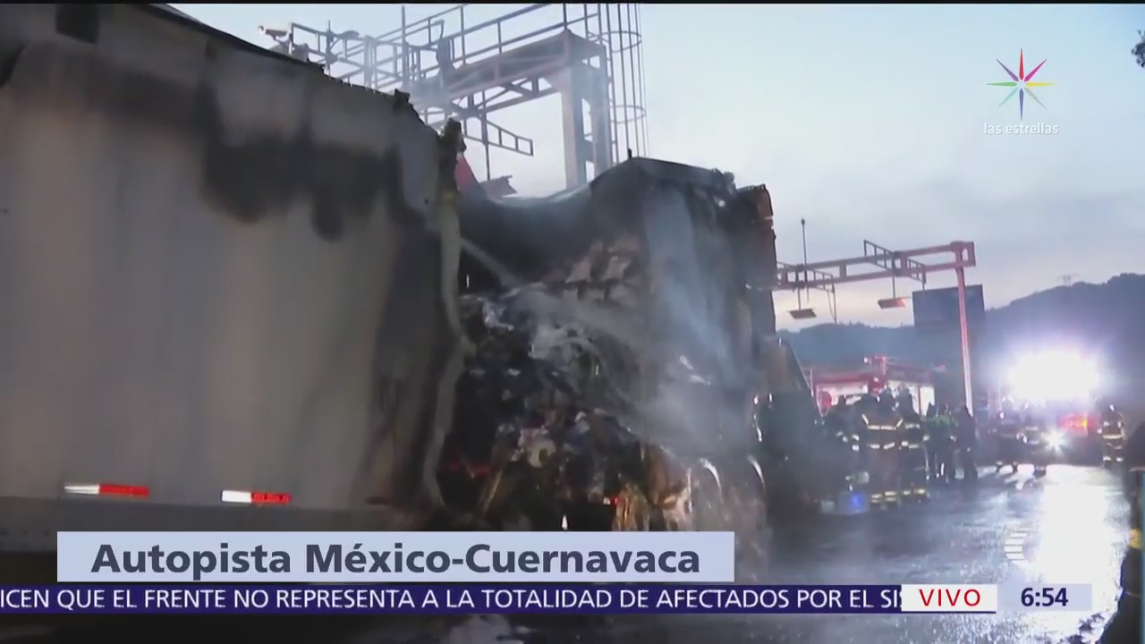 Tráiler choca y se incendia en la autopista México-Cuernavaca