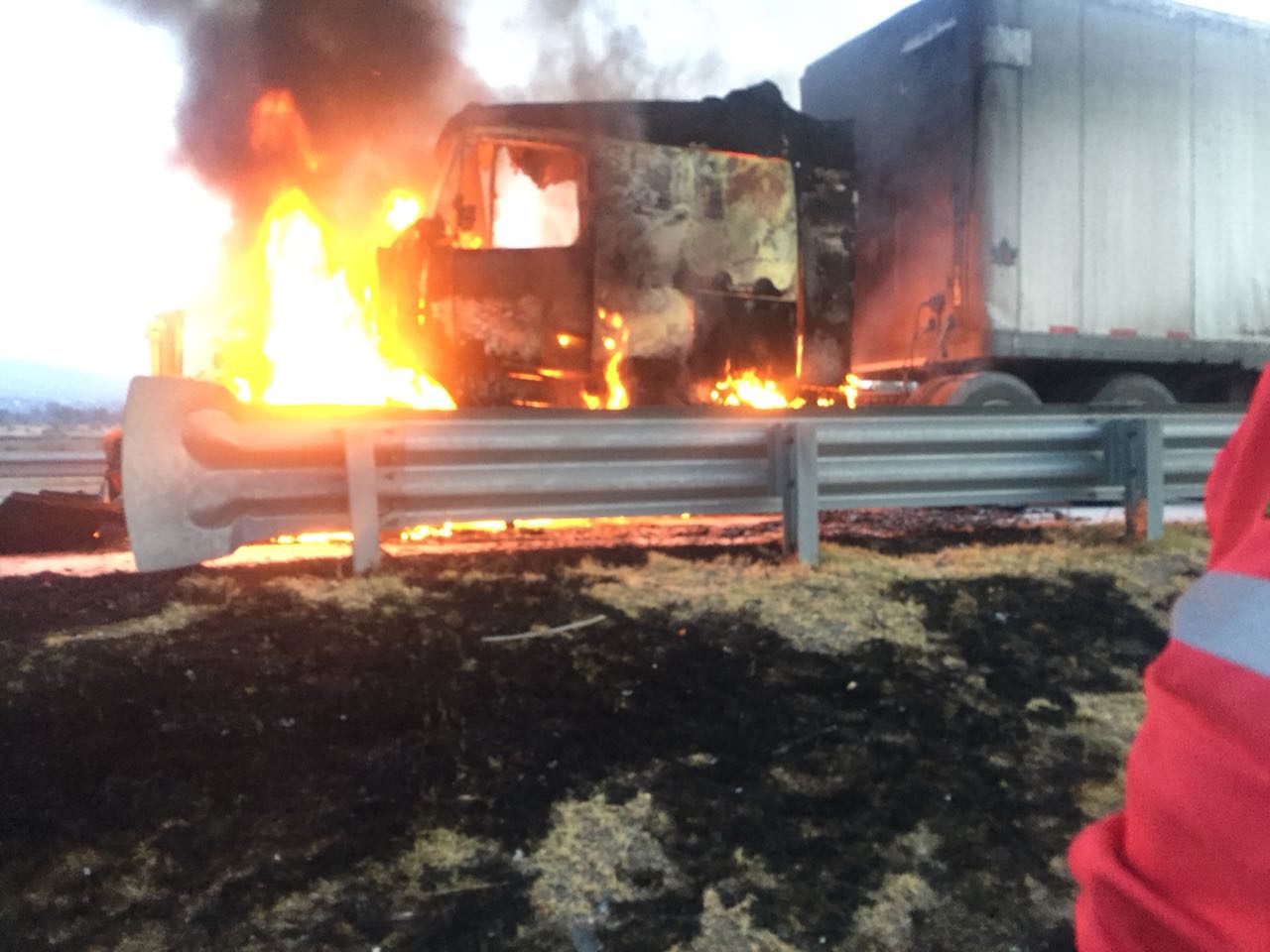 trailer se incendia sobre el arco norte edomex