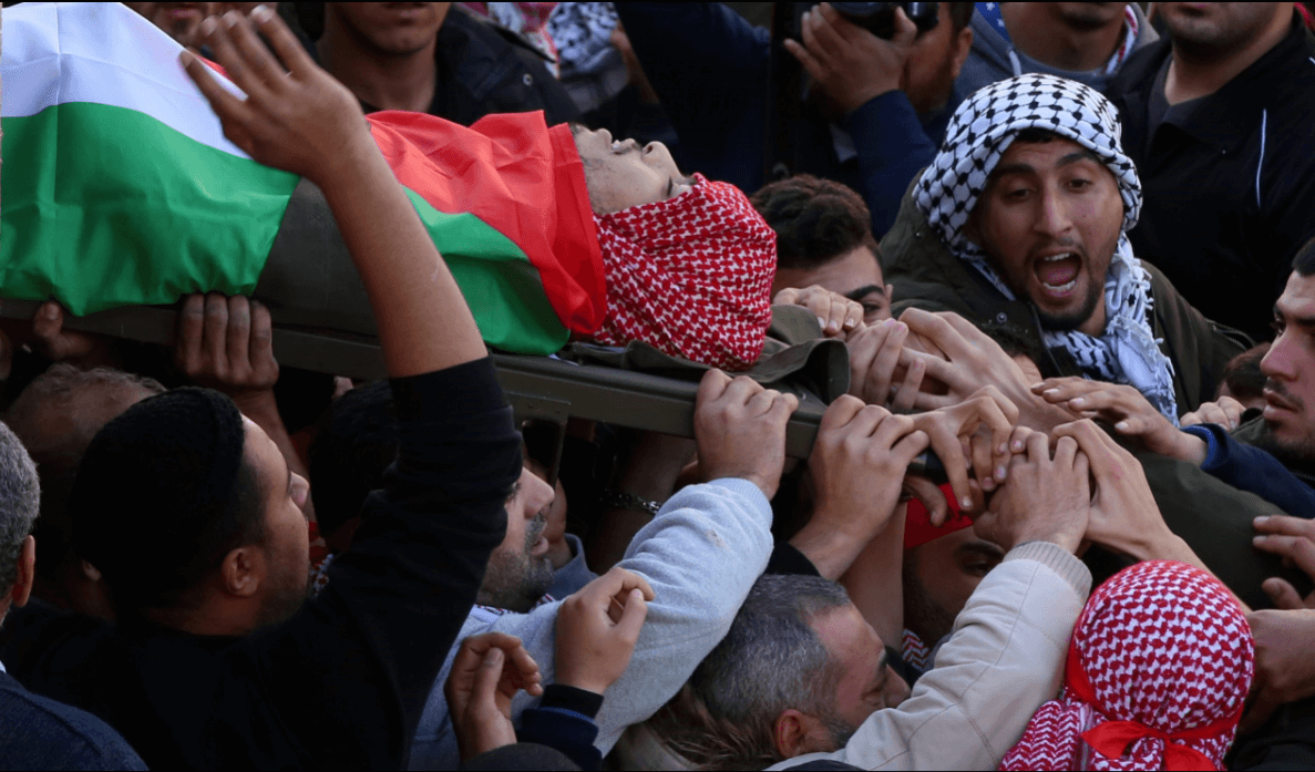 Trasladan el cuerpo de un palestino que murió a causa de disparos israelíes durante protestas. (EFE) 