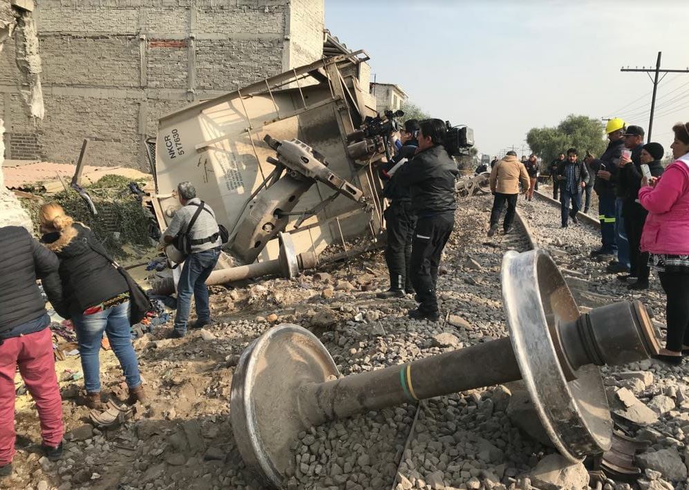 Afectados por choque de tren en Ecatepec, sin solución en daños