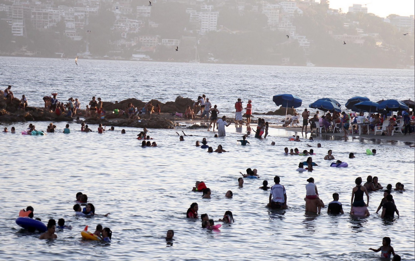 Mueren dos turistas ahogados en playa Bonfil en Acapulco