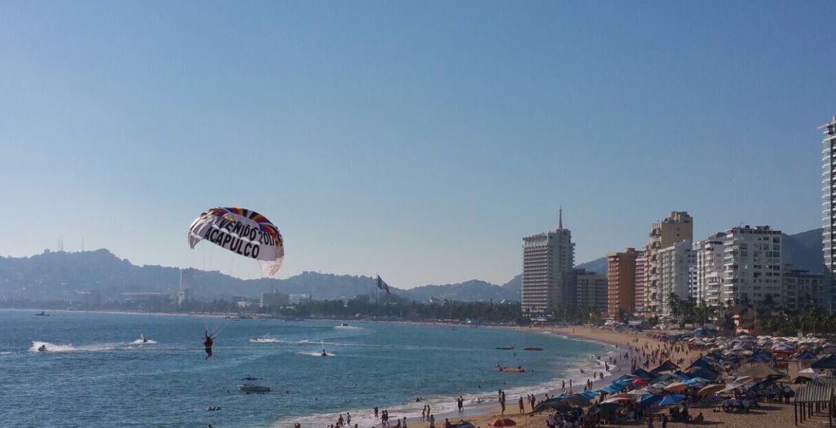 Turistas disfrutan últimos días de vacaciones en playas de Acapulco