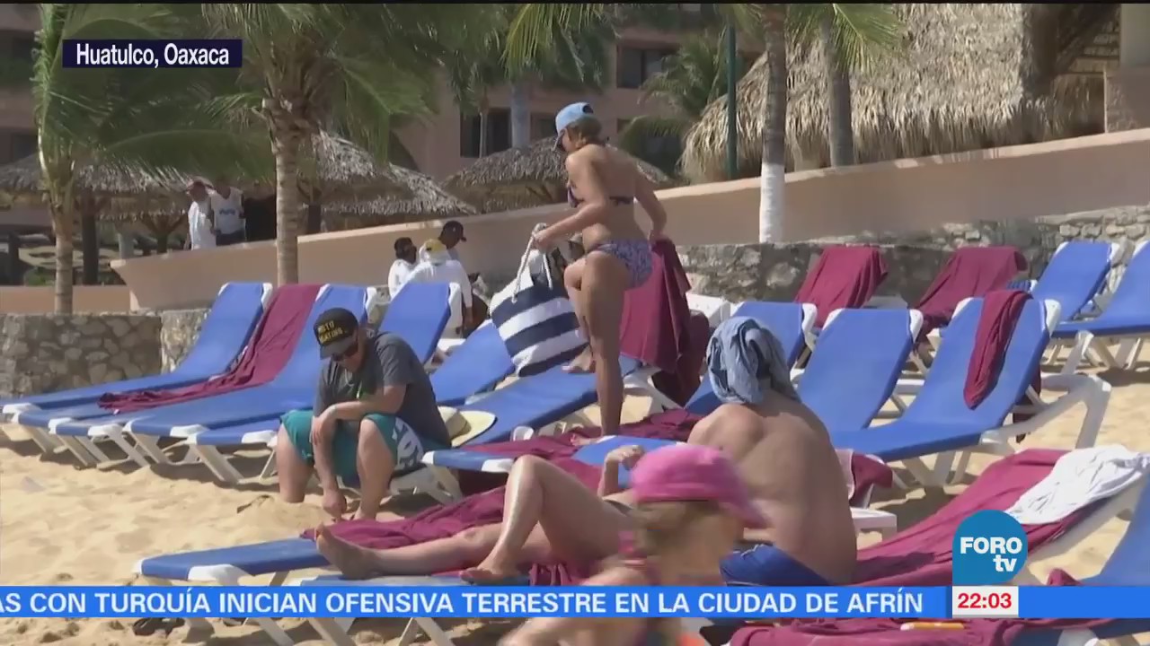 Turistas disfrutan de clima cálido en las playas de Huatulco