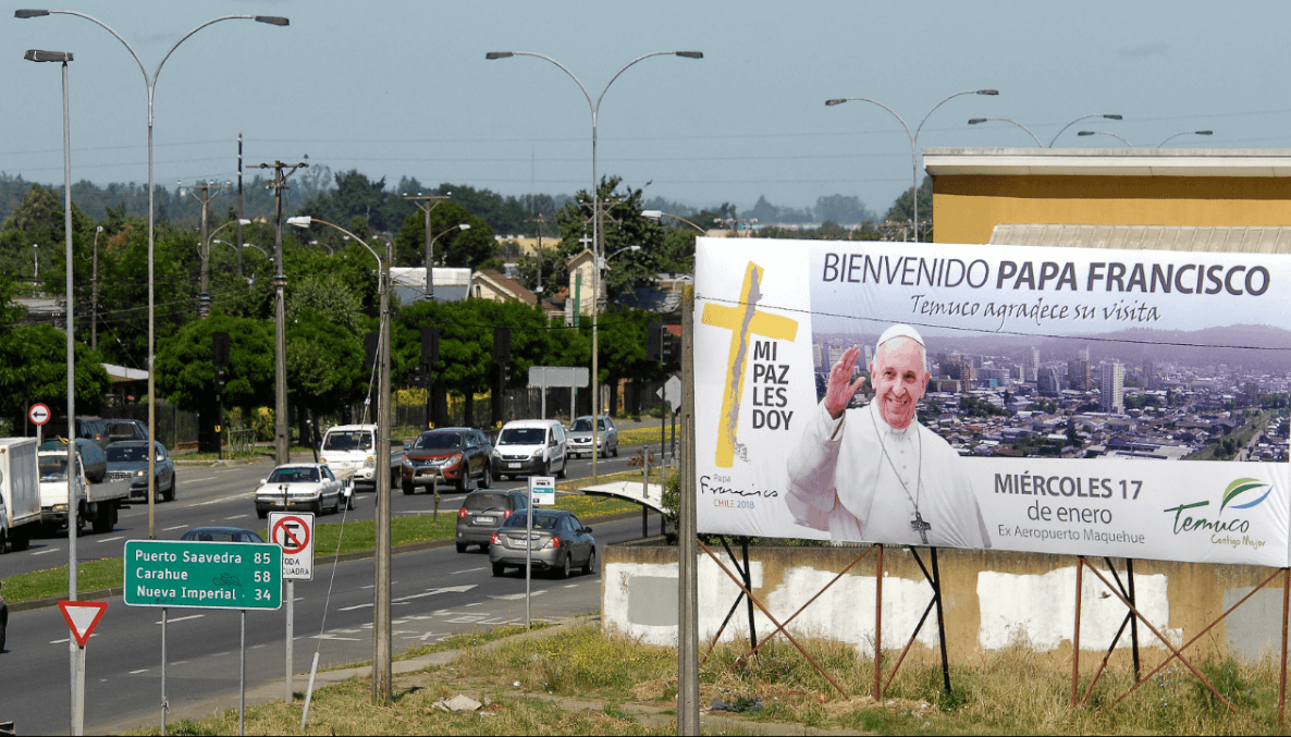 Un gran cartel da la bienvenida al papa en Chile para su próxima visita. (Reuters) 