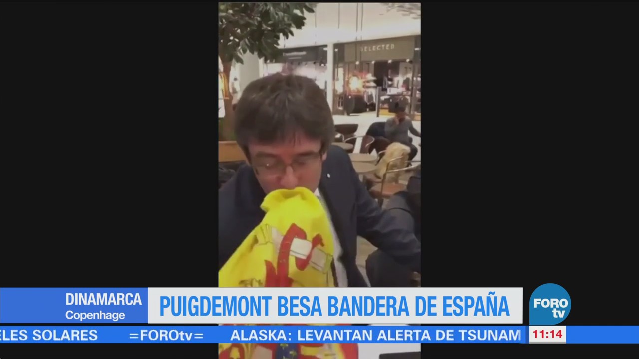 Un joven pide a Puigdemont besar la bandera española