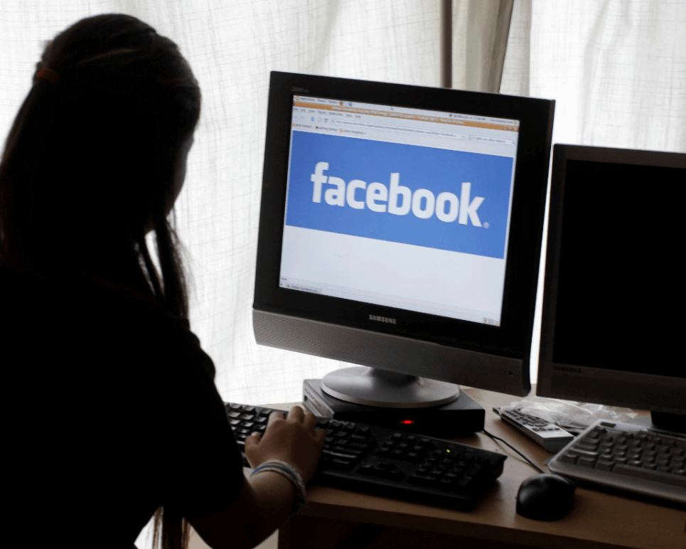 Una joven ve Facebook en una computadora. (AP, archivo)