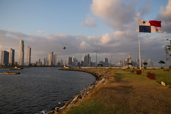 Eliminan a Panamá de lista negra sobre paraísos fiscales
