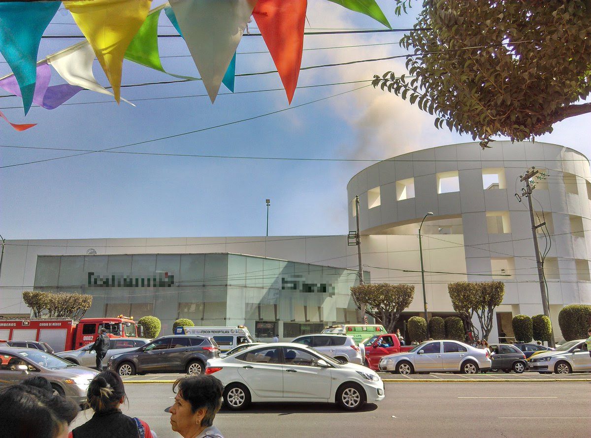 Se registra un incendio en Plaza Universidad