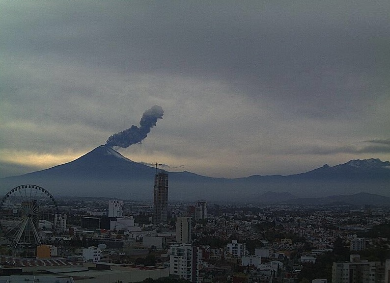 Volcán Popocatépetl registra explosión de dos mil metros altura 