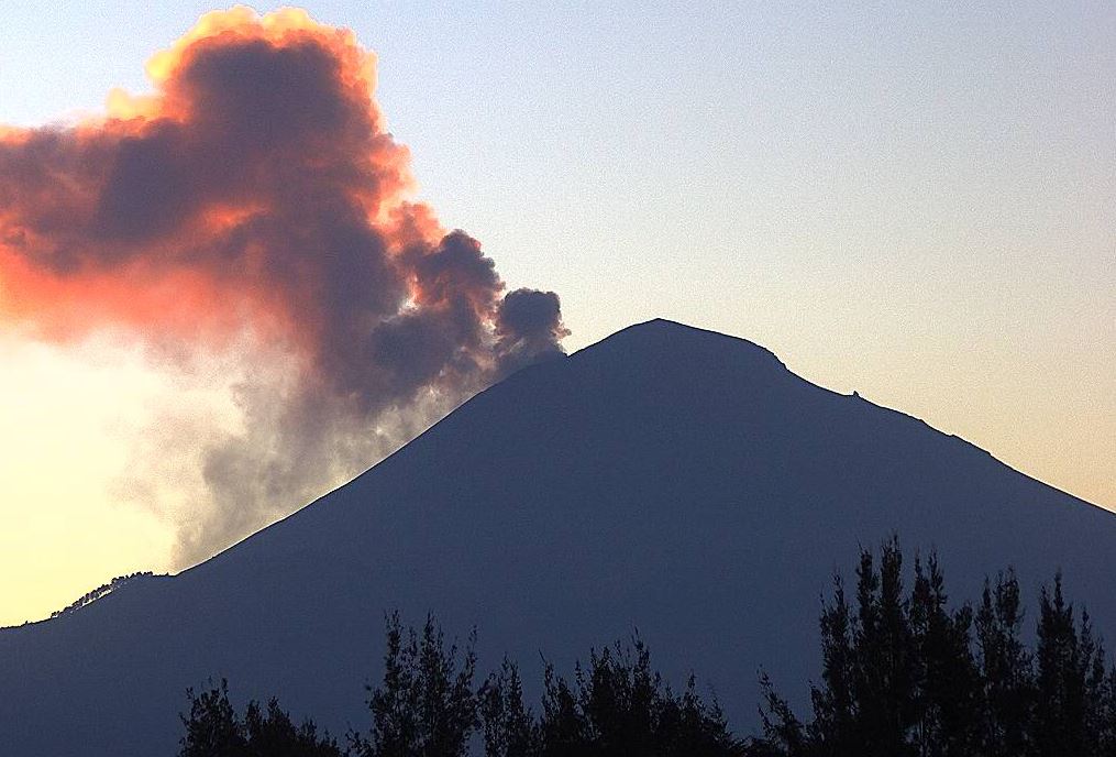 volcán Popocatépetl presenta 529 exhalaciones de baja intensidad.