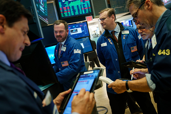 Wall Street abre con ganancias; Dow Jones supera los 26,000 puntos