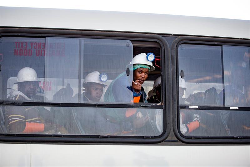 rescatan casi mil trabajadores atrapados mina sudafrica