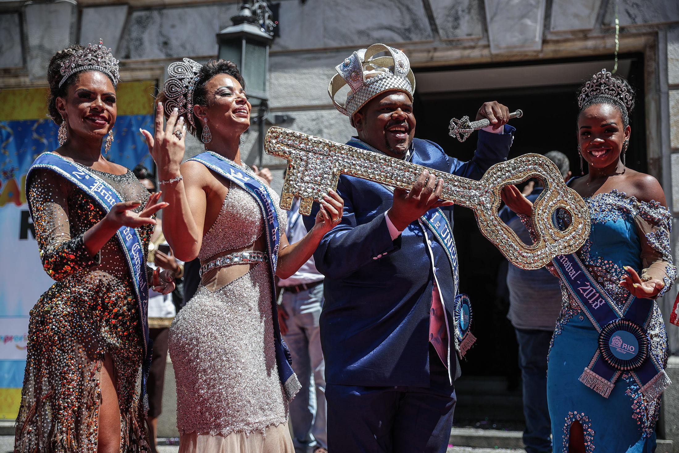 Inicia carnaval en Río de Janeiro bajo el reinado de Momo