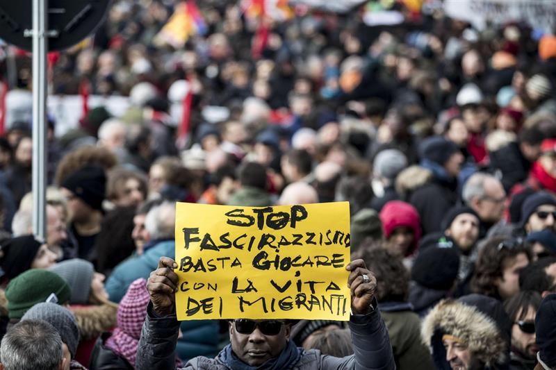 Miles de personas marchan contra fascismo y racismo en Macerata, Italia