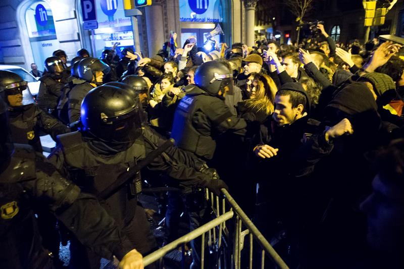 Se registran enfrentamientos en Barcelona durante visita de rey Felipe