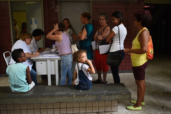 Secuestran a enfermeras para obligarlas a vacunar a una favela en Brasil